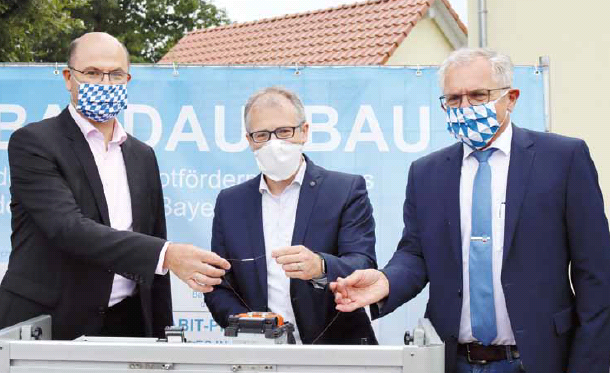 Finanz- und Heimatminister Albert Füracker, Bürgermeister Ludwig Eisenreich und Johannes Bisping beim offiziellen Start des geförderten Gigabitnetzes in Berching am 3. August 2020 – ein Pilotprojekt für den Glasfaserausbau im ländlichen Raum.